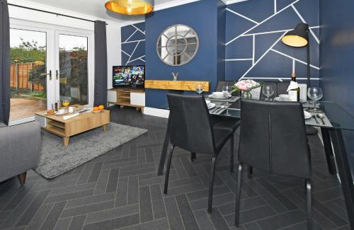 Crewe House | Moonlight House: Family-Friendly Retreat with Garden Access