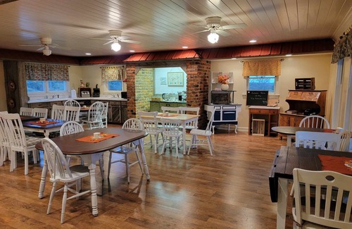 Burks Fork Bed & Breakfast | Discover Moonlight Manor Bed and Breakfast: Guest Rated 10/10