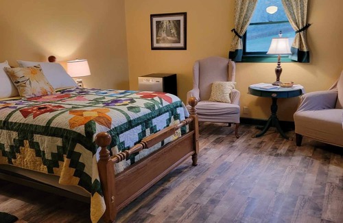 Burks Fork Bed & Breakfast | Discover Moonlight Manor Bed and Breakfast: Guest Rated 10/10