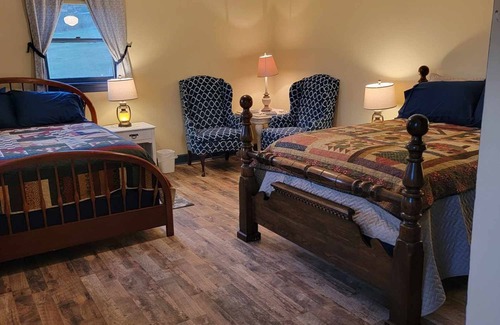 Burks Fork Bed & Breakfast | Discover Moonlight Manor Bed and Breakfast: Guest Rated 10/10