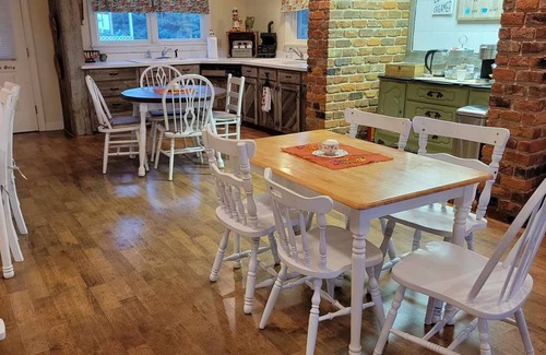 Burks Fork Bed & Breakfast | Discover Moonlight Manor Bed and Breakfast: Guest Rated 10/10