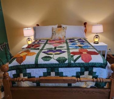 Burks Fork Bed & Breakfast | Enchanting Moonlight Manor Bed & Breakfast: Family-Friendly Stay