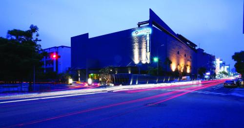 Xitun District Hotel | Moonlight Motel: Pet-Friendly Stay with Breakfast & Hot Tub