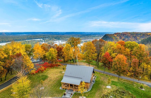 De Soto Cabin | Moonlight Ridge: 10/10 Rated Retreat with Hot Tub & Ocean View