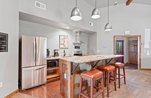 Deadwood House | Moonlit Summit: Relaxing Hot Tub & Breathtaking Ocean Views