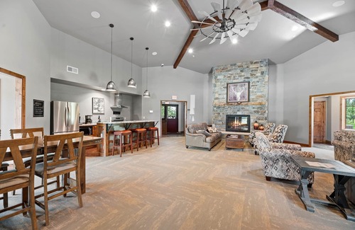 Deadwood House | Moonlit Summit: Relaxing Hot Tub & Breathtaking Ocean Views
