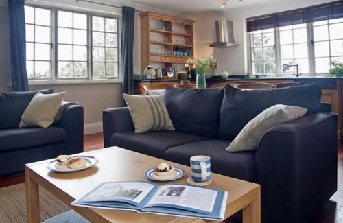 Cadgwith Cottage | Cozy Moonsail in Cadgwith Cove - Family-Friendly Retreat