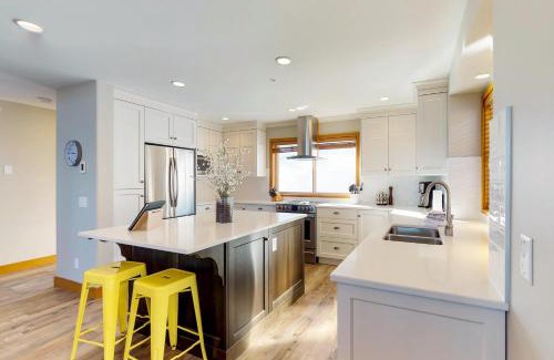 Big White Ski Resort House | Moonshine 385: Family-Friendly Retreat with Hot Tub Oasis