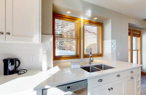 Big White Ski Resort House | Moonshine 385: Family-Friendly Retreat with Hot Tub Oasis