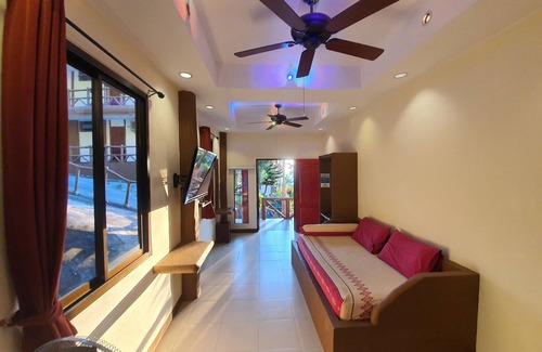 Haad Rin Hotel | Modern Moonstone Studio: Family-Friendly with Pool & Breakfast