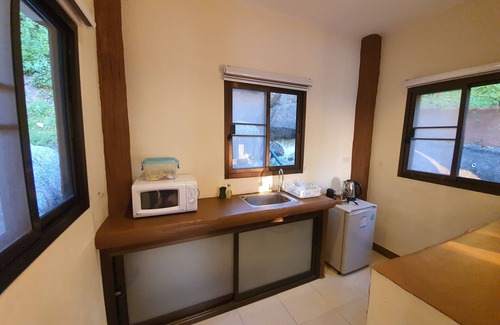 Haad Rin Hotel | Modern Moonstone Studio: Family-Friendly with Pool & Breakfast