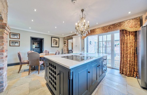 Poulton-le-Fylde Cottage | Family-Friendly Moor End Manor with Spa & Hot Tub
