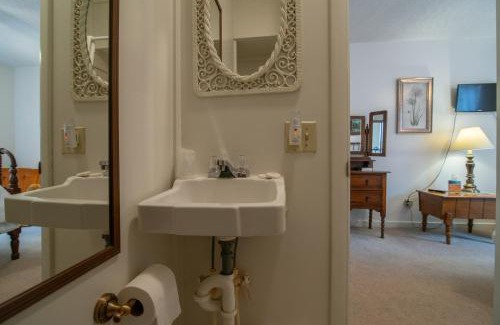 Marlinton Hotel | Premier Moore House Inn & Cabins - Family-Friendly Retreat