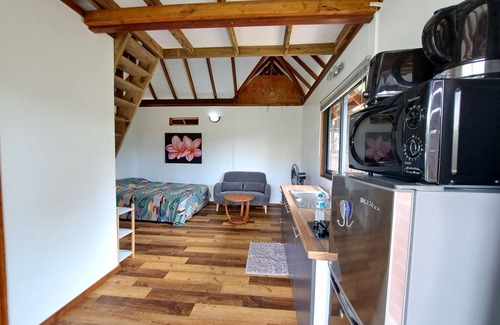 Tiahura Ski Chalet | Idyllic Bungalow Moekea Lagoon with Lake Views & Spa