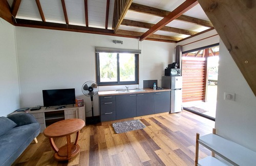 Tiahura Ski Chalet | Idyllic Bungalow Moekea Lagoon with Lake Views & Spa