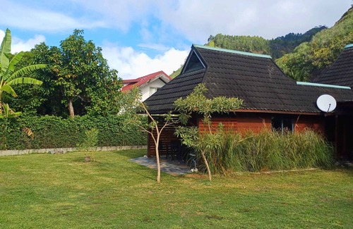 Tiahura Ski Chalet | Idyllic Bungalow Moekea Lagoon with Lake Views & Spa