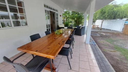 Tiahura House | Experience Family-Friendly Comfort at Fare Manoa Mahana