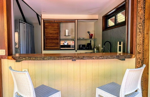 Pihaena Ski Chalet | Relax at Moorea's Oceanfront Inn with Spa and Hot Tub