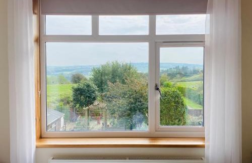 Ruswarp House | Eco-Friendly Mooredge B&B with Hot Tub & Breakfast Included