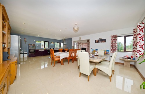 Fermoy House | Elegant Moorepark West House: Spa & Family-Friendly Stay