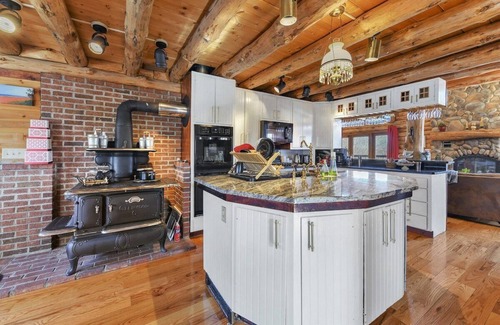 Florida House | Moores: Berkshire Mountain Top Chalet with Spa and Hot Tub