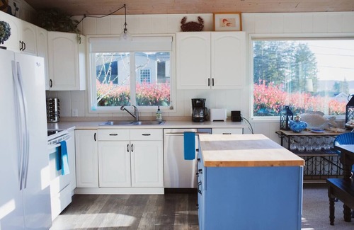 Lummi Island House | Discover Relaxation with Hot Tub & Beach Access