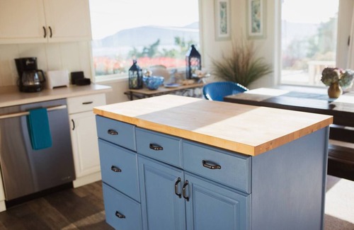 Lummi Island House | Discover Relaxation with Hot Tub & Beach Access