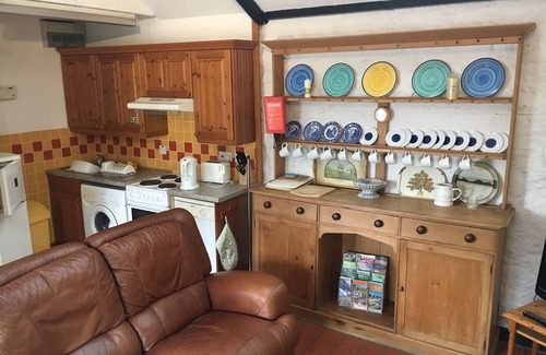 Cowbridge Cottage | Pet-Friendly Getaway at Moorshead Farm: Rated 9.8/10