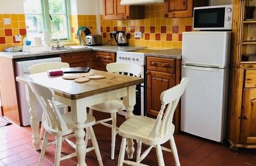 Cowbridge Cottage | Pet-Friendly Getaway at Moorshead Farm: Rated 9.8/10