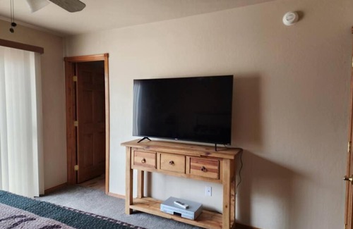 Heber House | Cozy Moose Cabin Escape with Kitchen & Family Amenities