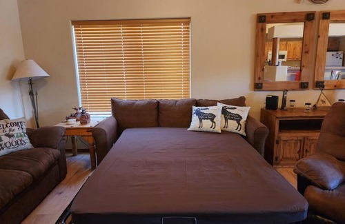 Heber House | Cozy Moose Cabin Escape with Kitchen & Family Amenities
