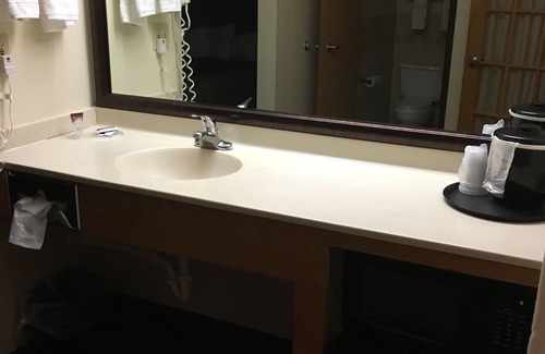 Moose Lake Hotel | Relax at Moose Lake Lodge & Suites with Pool and Dining