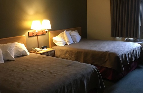 Moose Lake Hotel | Relax at Moose Lake Lodge & Suites with Pool and Dining
