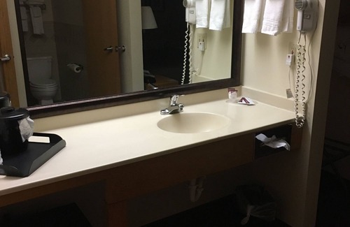 Moose Lake Hotel | Relax at Moose Lake Lodge & Suites with Pool and Dining