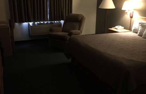 Moose Lake Hotel | Relax at Moose Lake Lodge & Suites with Pool and Dining
