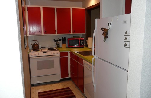 Glacier Condo | Moose Lodge Condo: Pet-Friendly Escape with Spa & Pool