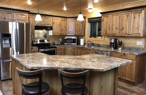 Island Park House | Moose Meadow Lodge: Scenic Views and Family-Friendly Amenities