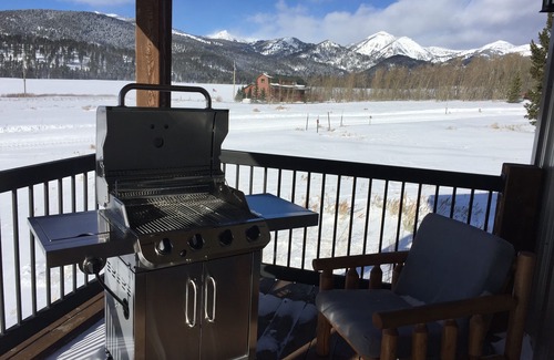Island Park House | Moose Meadow Lodge: Scenic Views and Family-Friendly Amenities