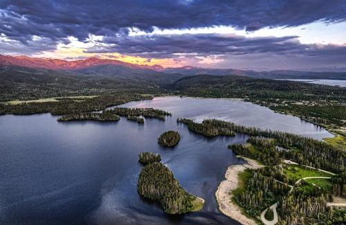 Grand Lake House | Relax at Moose Ridge Cabin with Pool & Hot Tub Access