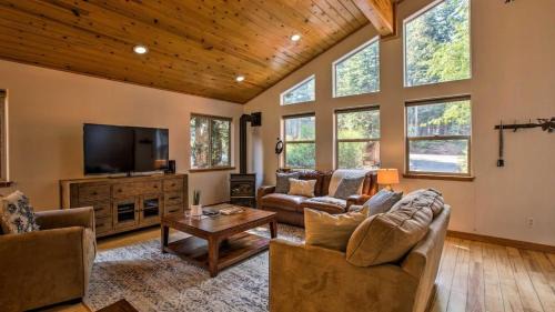 Truckee House | Cozy Moosetrack Cabin in Tahoe Donner with Hot Tub