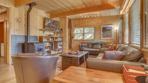 Government Camp House | Cozy Moosewood Cabin: Family-Friendly with Breakfast Included