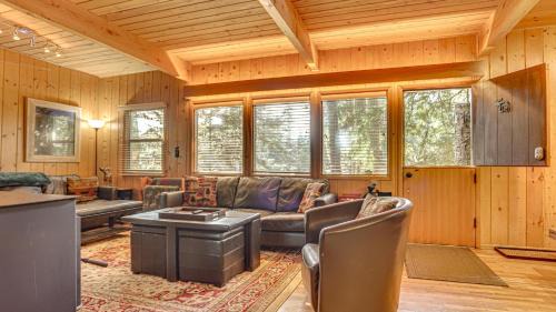 Government Camp House | Cozy Moosewood Cabin: Family-Friendly with Breakfast Included