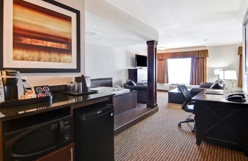 Moosomin Hotel | Explore Moosomin Canalta: Family-Friendly with Pool & Spa