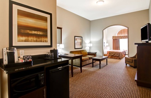 Moosomin Hotel | Explore Moosomin Canalta: Family-Friendly with Pool & Spa