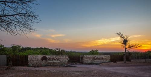 Weipe Cabin | Inviting Mopane Bush Lodge: 4-Star Stay with Ocean Views