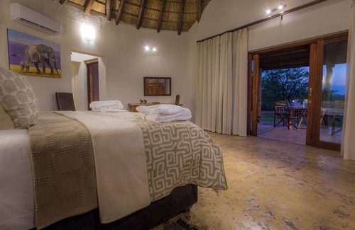 Weipe Cabin | Inviting Mopane Bush Lodge: 4-Star Stay with Pool & Dining