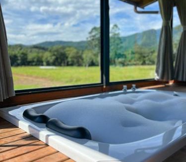 Santo Amaro da Imperatriz Ski Chalet | Discover Morada da Paz: Pet-Friendly Retreat with Hot Tub