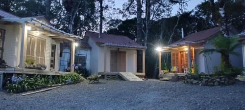 Sao Francisco de Paula Cabin | Pet-Friendly Retreat at Morada do Xaxim - Chalé Hortência