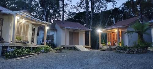 Sao Francisco de Paula Cabin | Pet-Friendly Retreat at Morada do Xaxim - Chalé Hortência