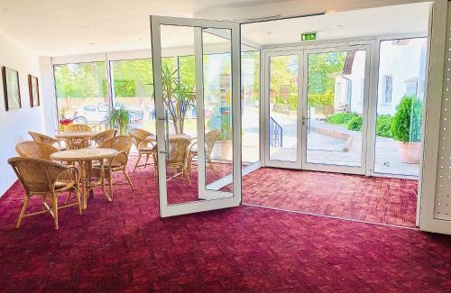 Mellensee Hotel | Inviting Morada Hotel Am Mellensee: Pet-Friendly Retreat